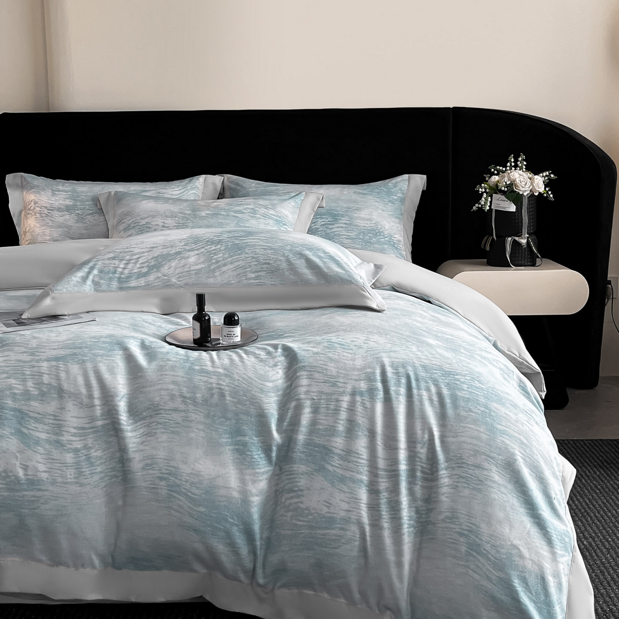 91家纺网 家纺一手货源 找家纺 博纳家纺 2025新款亲肤棉数码印花拼角四件套 逝水流年-浅灰