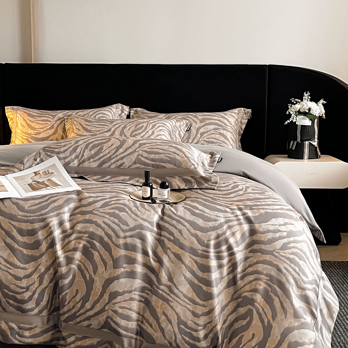 91家纺网 家纺一手货源 找家纺 博纳家纺 2025新款亲肤棉数码印花拼角四件套 暮色回响-灰