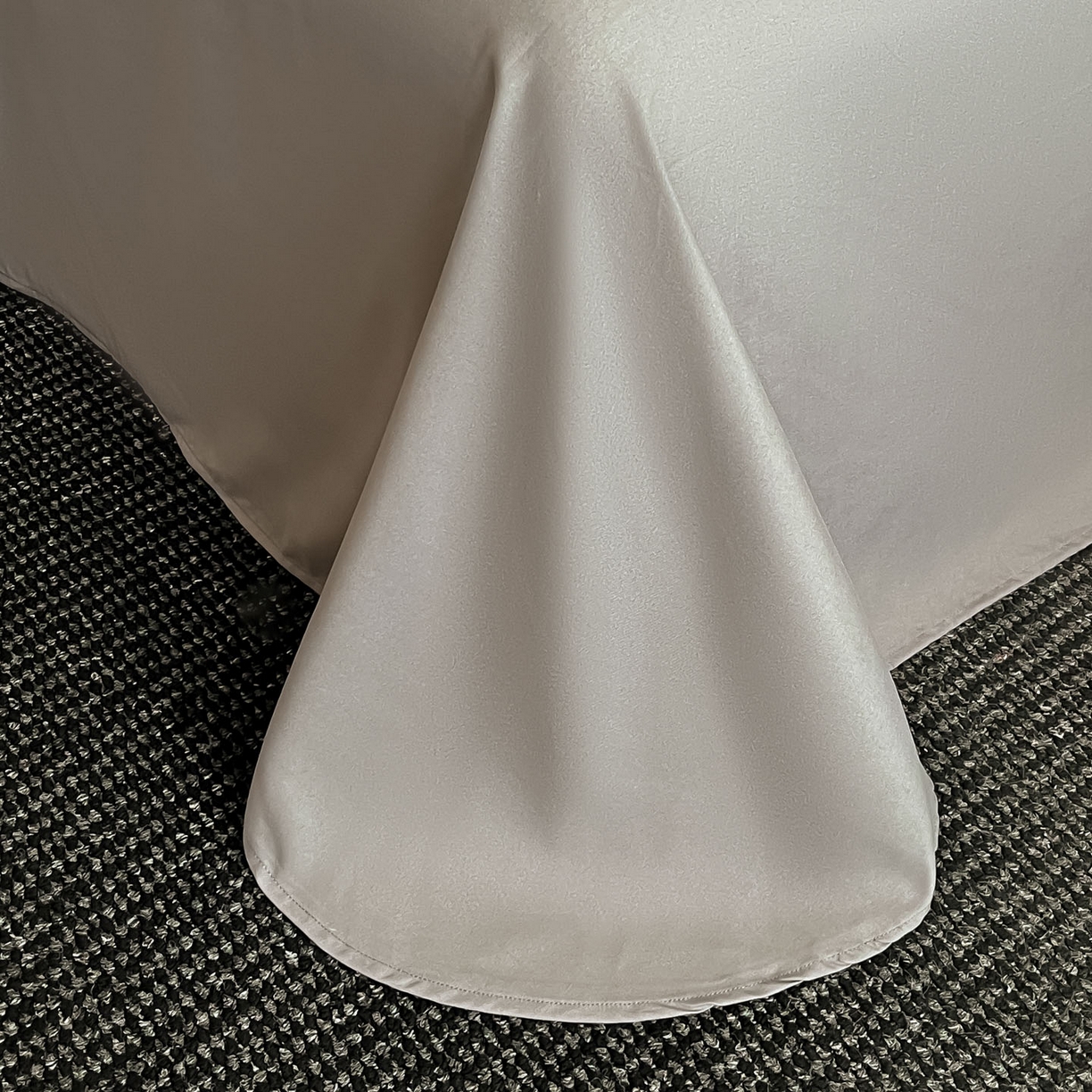 91家纺网 家纺一手货源 找家纺 博纳家纺 2025新款亲肤棉数码印花拼角四件套 暮色回响-灰