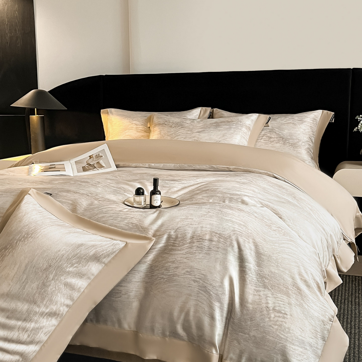 91家纺网 家纺一手货源 找家纺 博纳家纺 2025新款亲肤棉数码印花拼角四件套 逝水流年-香槟