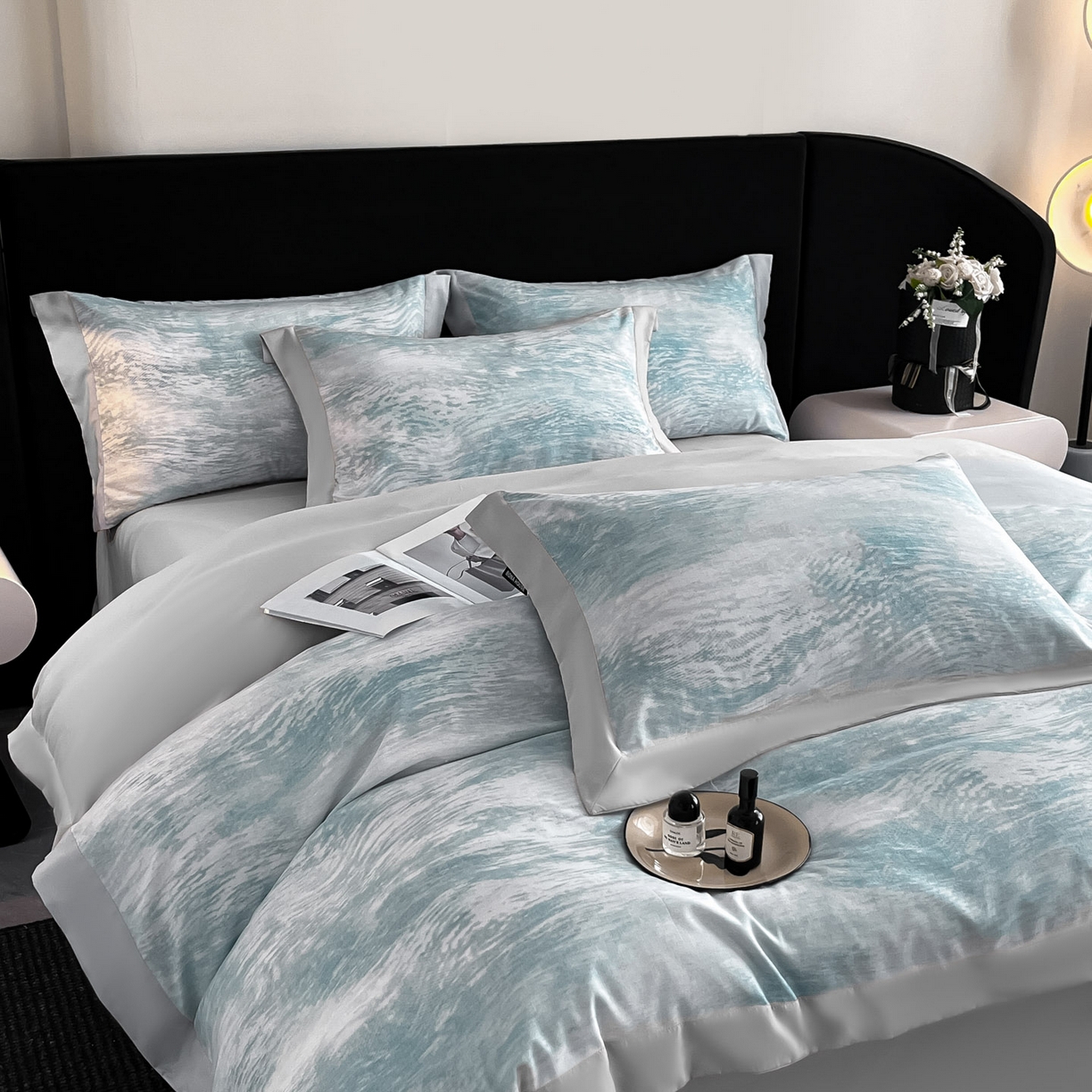 91家纺网 家纺一手货源 找家纺 博纳家纺 2025新款亲肤棉数码印花拼角四件套 逝水流年-浅灰