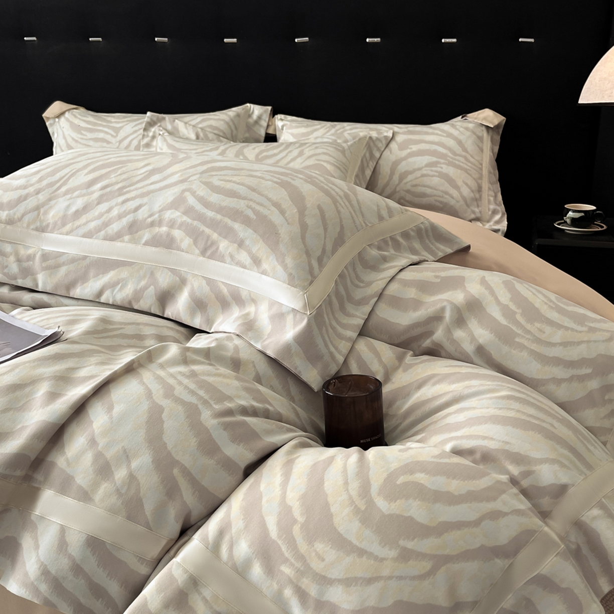 91家纺网 家纺一手货源 找家纺 博纳家纺 2025新款亲肤棉数码印花拼角四件套 暮色回响-香槟