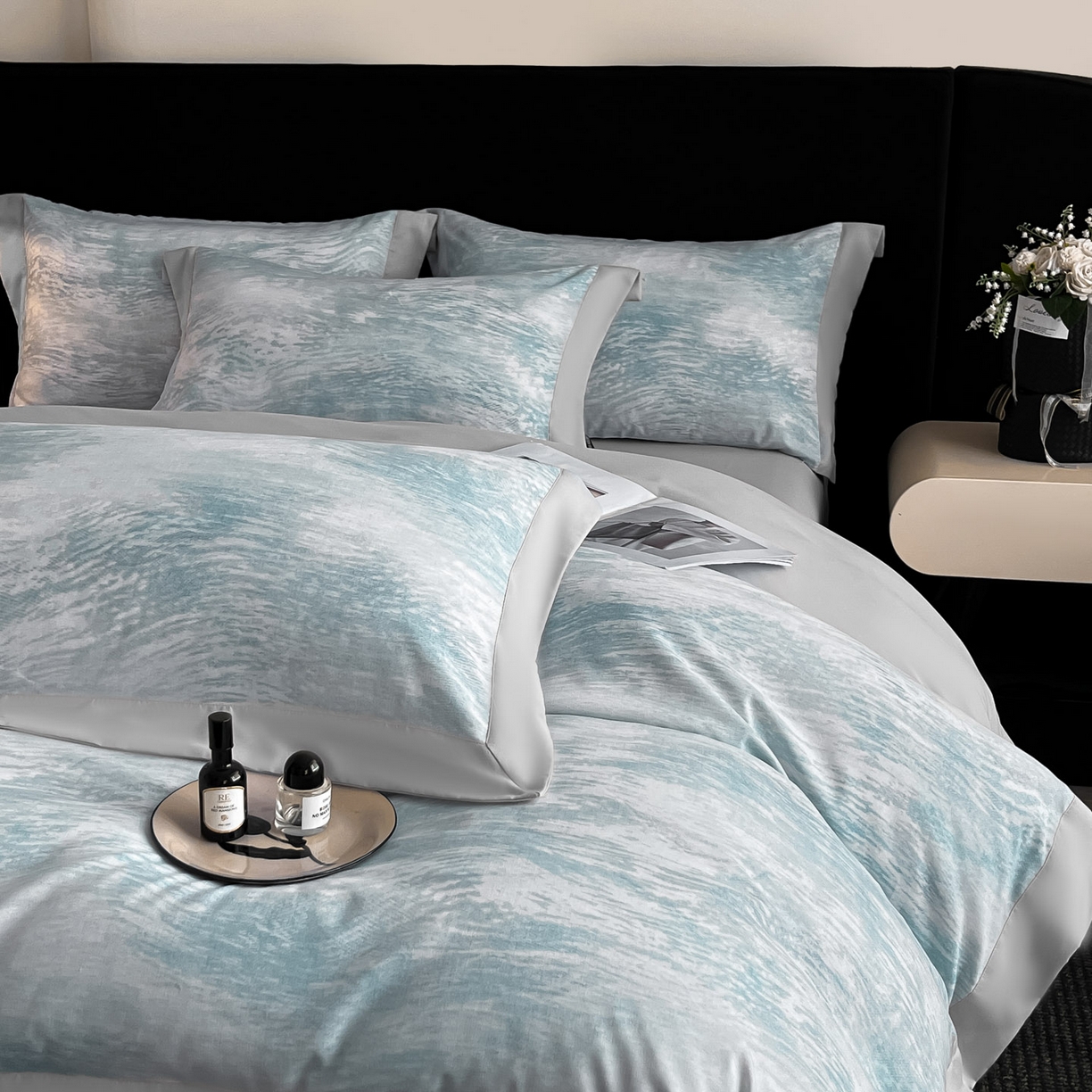 91家纺网 家纺一手货源 找家纺 博纳家纺 2025新款亲肤棉数码印花拼角四件套 逝水流年-浅灰