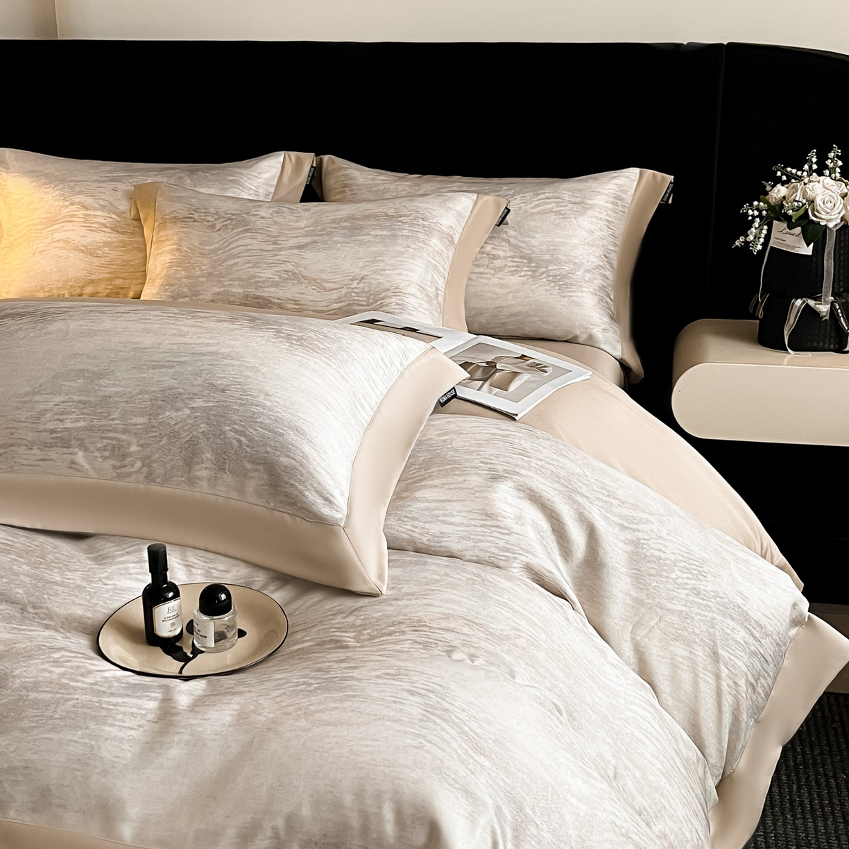 91家纺网 家纺一手货源 找家纺 博纳家纺 2025新款亲肤棉数码印花拼角四件套 逝水流年-香槟