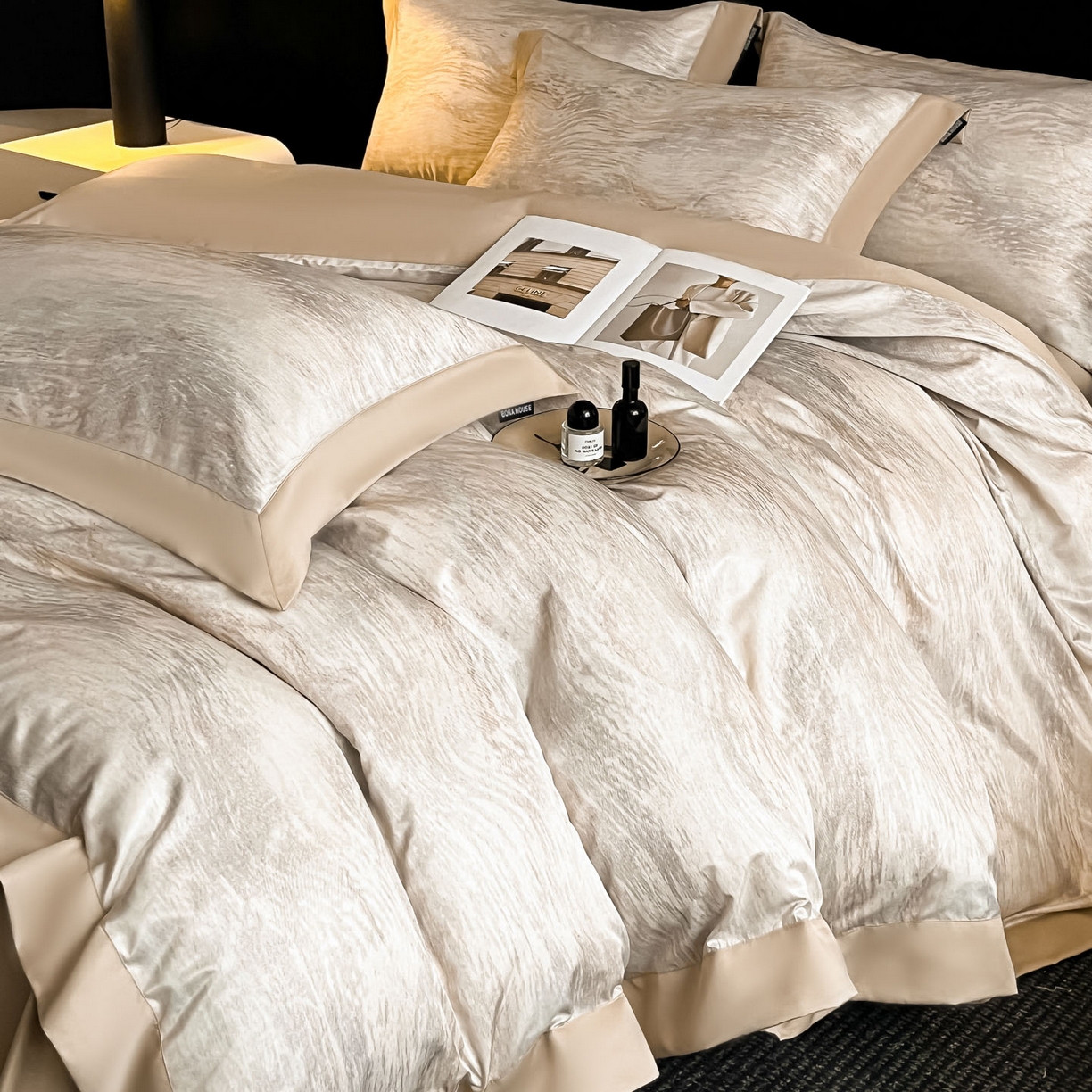 91家纺网 家纺一手货源 找家纺 博纳家纺 2025新款亲肤棉数码印花拼角四件套 逝水流年-香槟