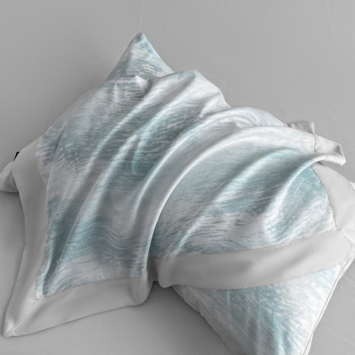 91家纺网 家纺一手货源 找家纺 博纳家纺 2025新款亲肤棉数码印花拼角四件套 逝水流年-浅灰