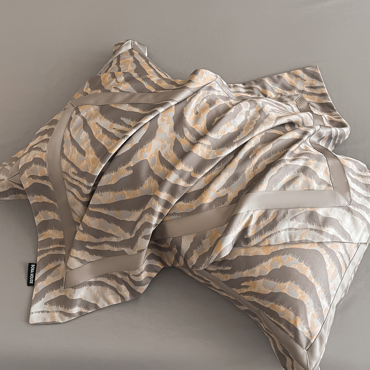 91家纺网 家纺一手货源 找家纺 博纳家纺 2025新款亲肤棉数码印花拼角四件套 暮色回响-灰