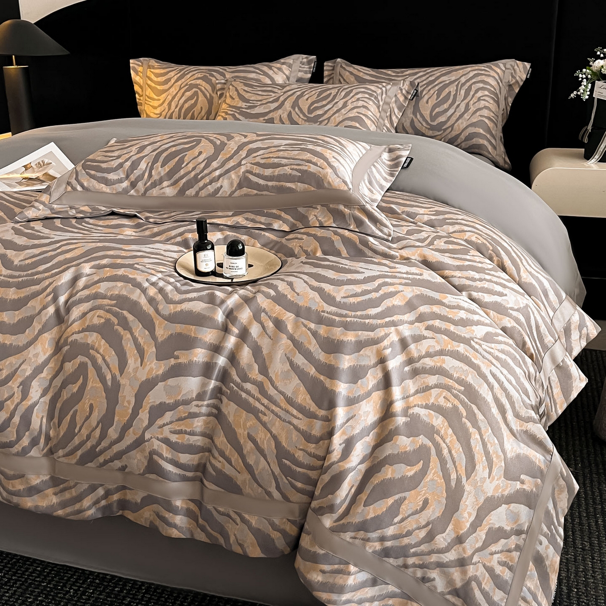 91家纺网 家纺一手货源 找家纺 博纳家纺 2025新款亲肤棉数码印花拼角四件套 暮色回响-灰