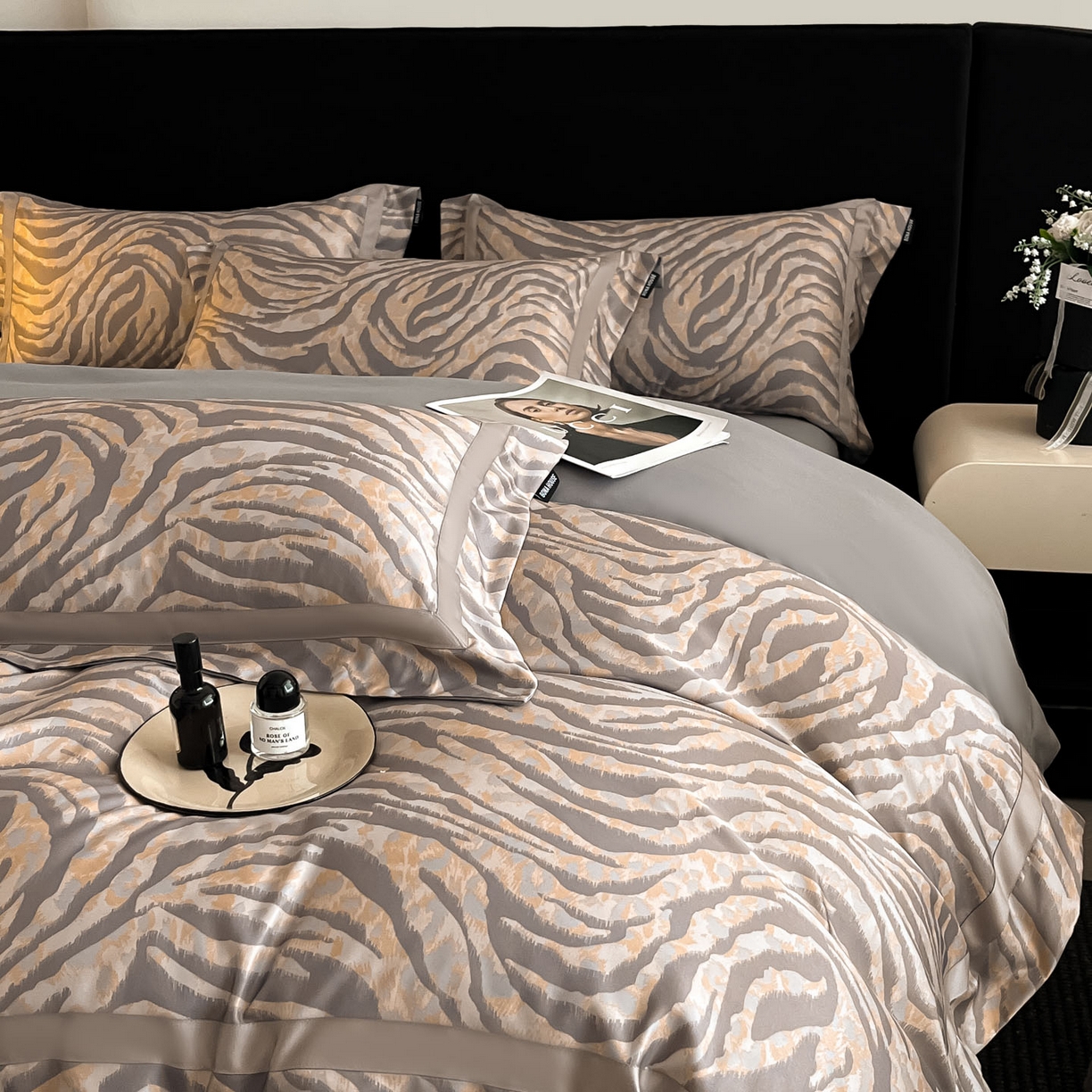 91家纺网 家纺一手货源 找家纺 博纳家纺 2025新款亲肤棉数码印花拼角四件套 暮色回响-灰