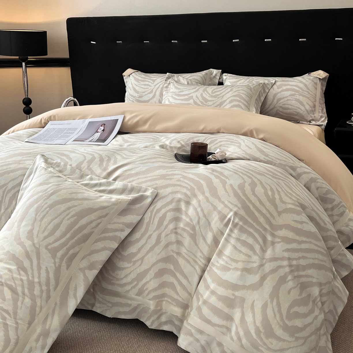 91家纺网 家纺一手货源 找家纺 博纳家纺 2025新款亲肤棉数码印花拼角四件套 暮色回响-香槟