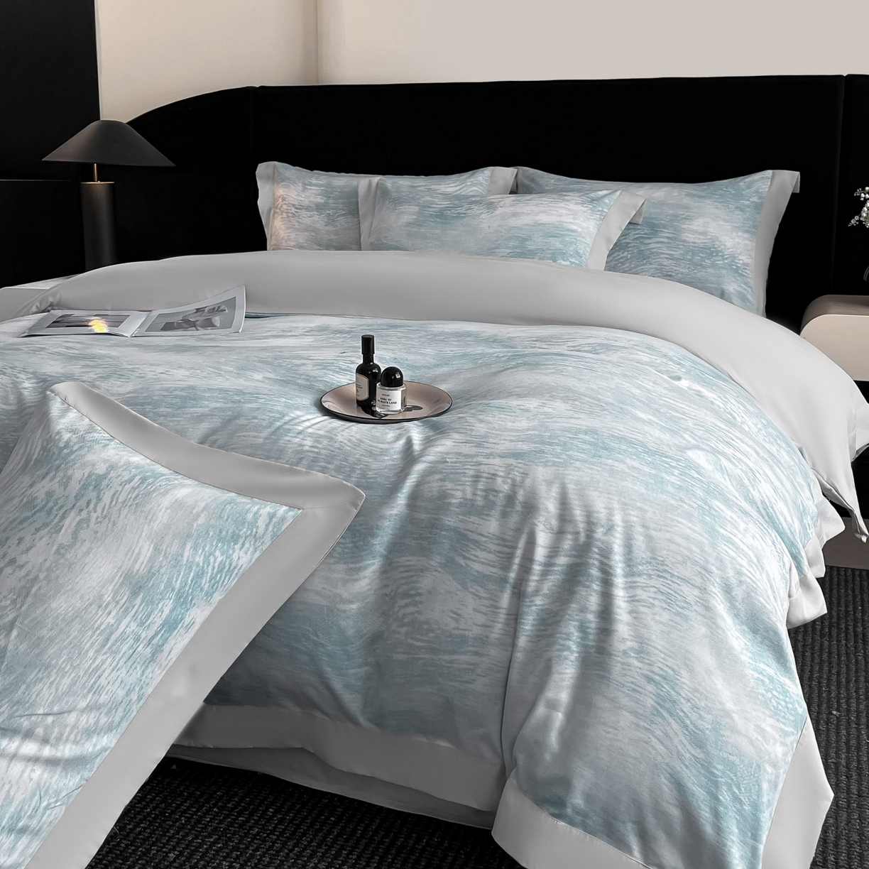 91家纺网 家纺一手货源 找家纺 博纳家纺 2025新款亲肤棉数码印花拼角四件套 逝水流年-浅灰