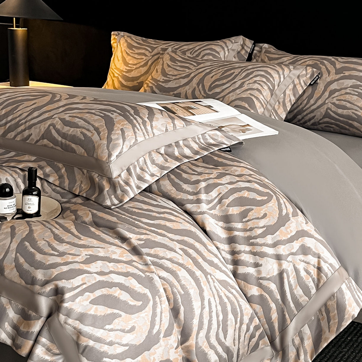 91家纺网 家纺一手货源 找家纺 博纳家纺 2025新款亲肤棉数码印花拼角四件套 暮色回响-灰