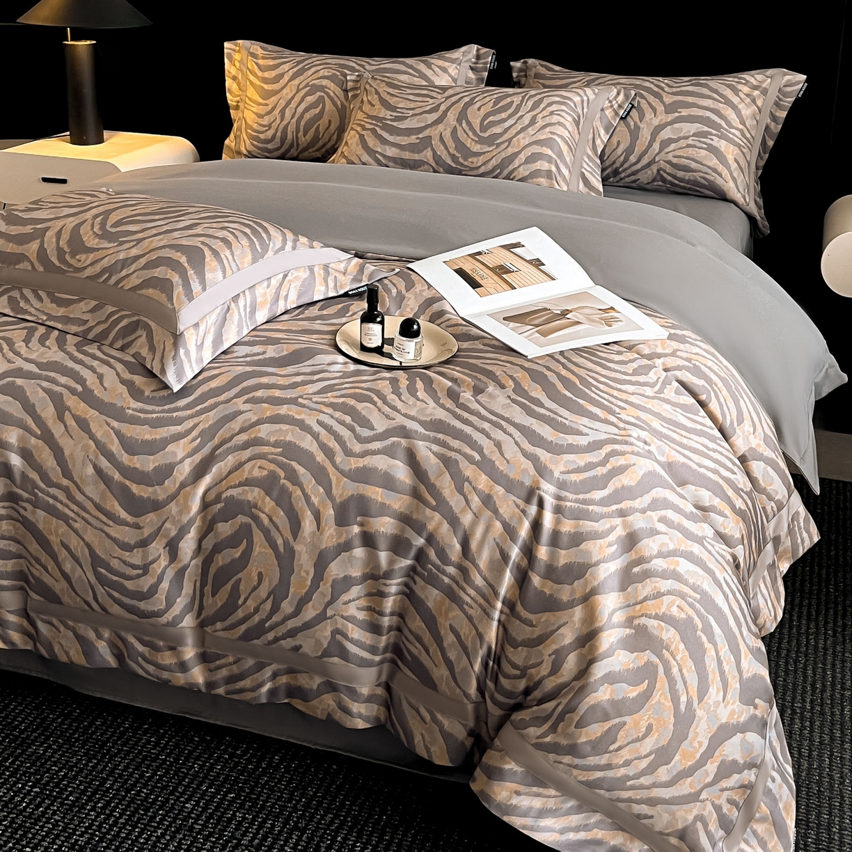 91家纺网 家纺一手货源 找家纺 博纳家纺 2025新款亲肤棉数码印花拼角四件套 暮色回响-灰