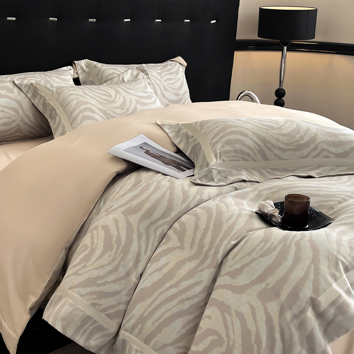 91家纺网 家纺一手货源 找家纺 博纳家纺 2025新款亲肤棉数码印花拼角四件套 暮色回响-香槟