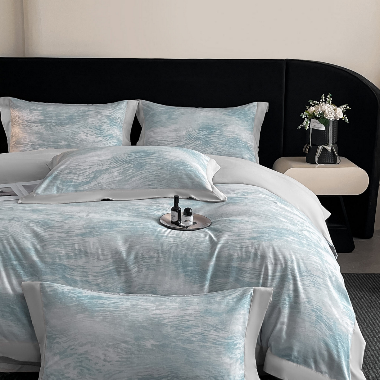 91家纺网 家纺一手货源 找家纺 博纳家纺 2025新款亲肤棉数码印花拼角四件套 逝水流年-浅灰