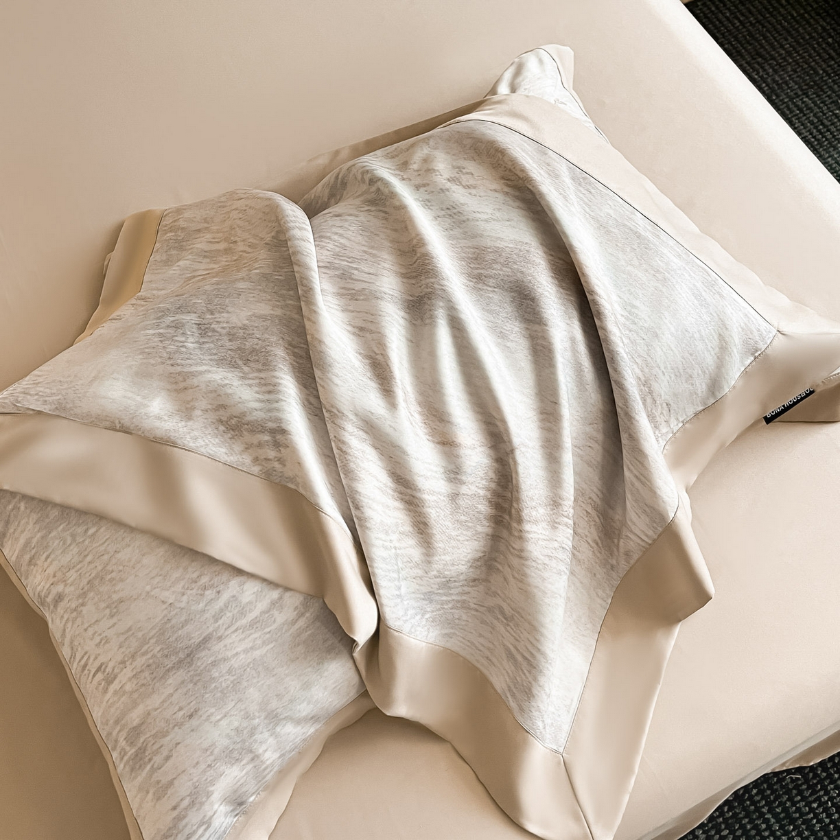 91家纺网 家纺一手货源 找家纺 博纳家纺 2025新款亲肤棉数码印花拼角四件套 逝水流年-香槟