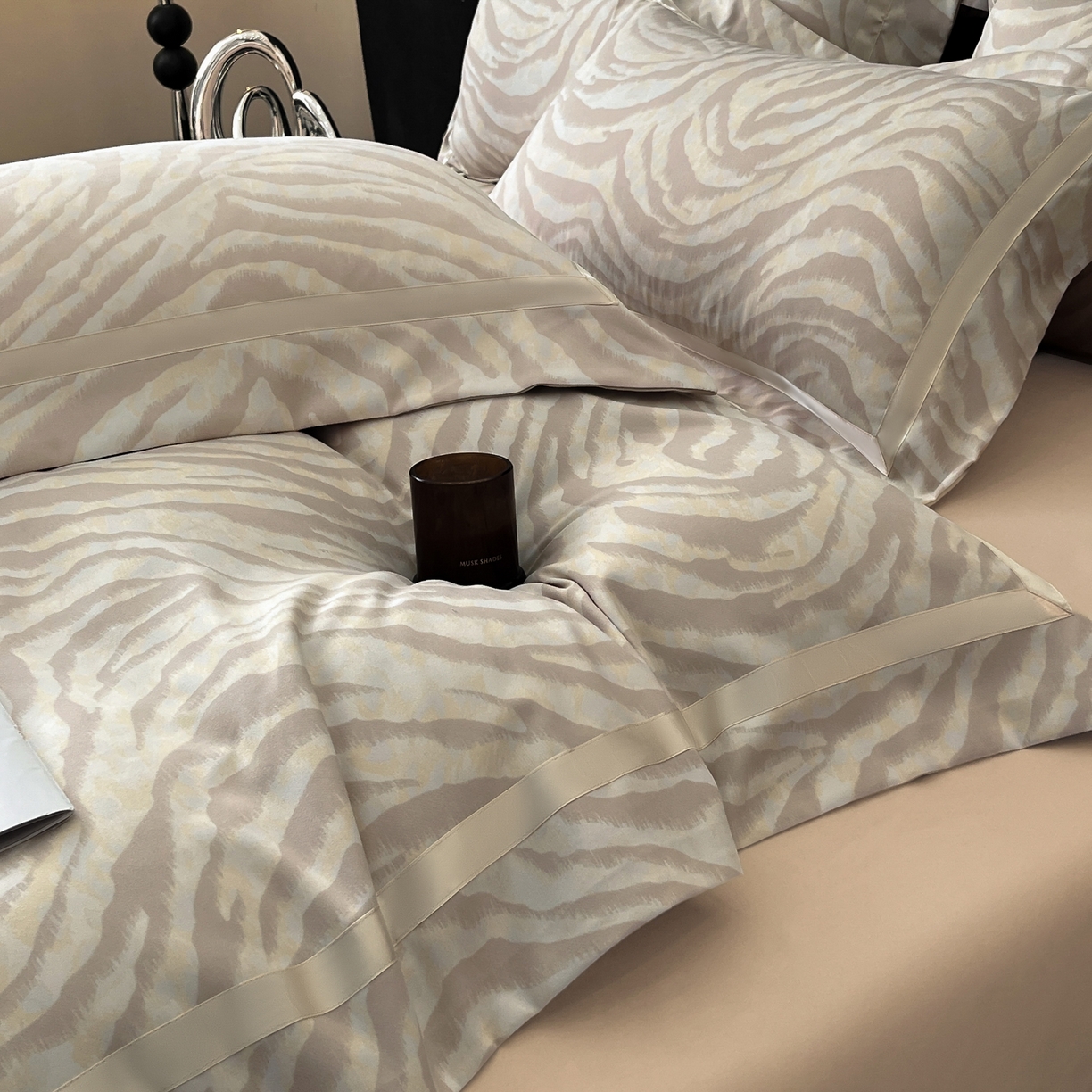 91家纺网 家纺一手货源 找家纺 博纳家纺 2025新款亲肤棉数码印花拼角四件套 暮色回响-香槟