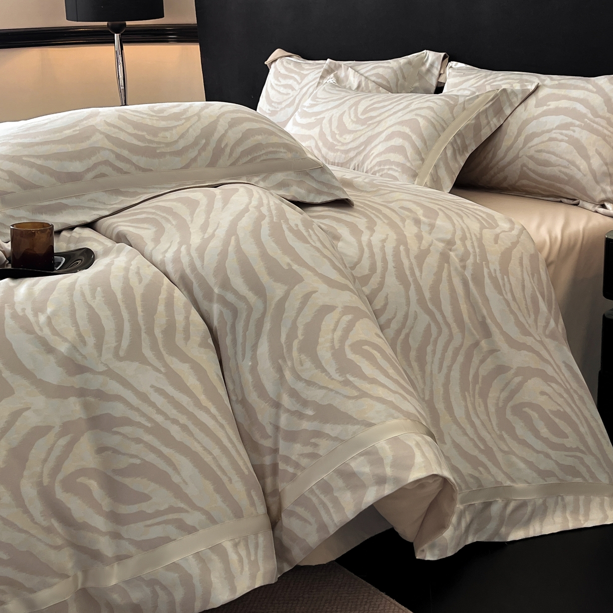 91家纺网 家纺一手货源 找家纺 博纳家纺 2025新款亲肤棉数码印花拼角四件套 暮色回响-香槟