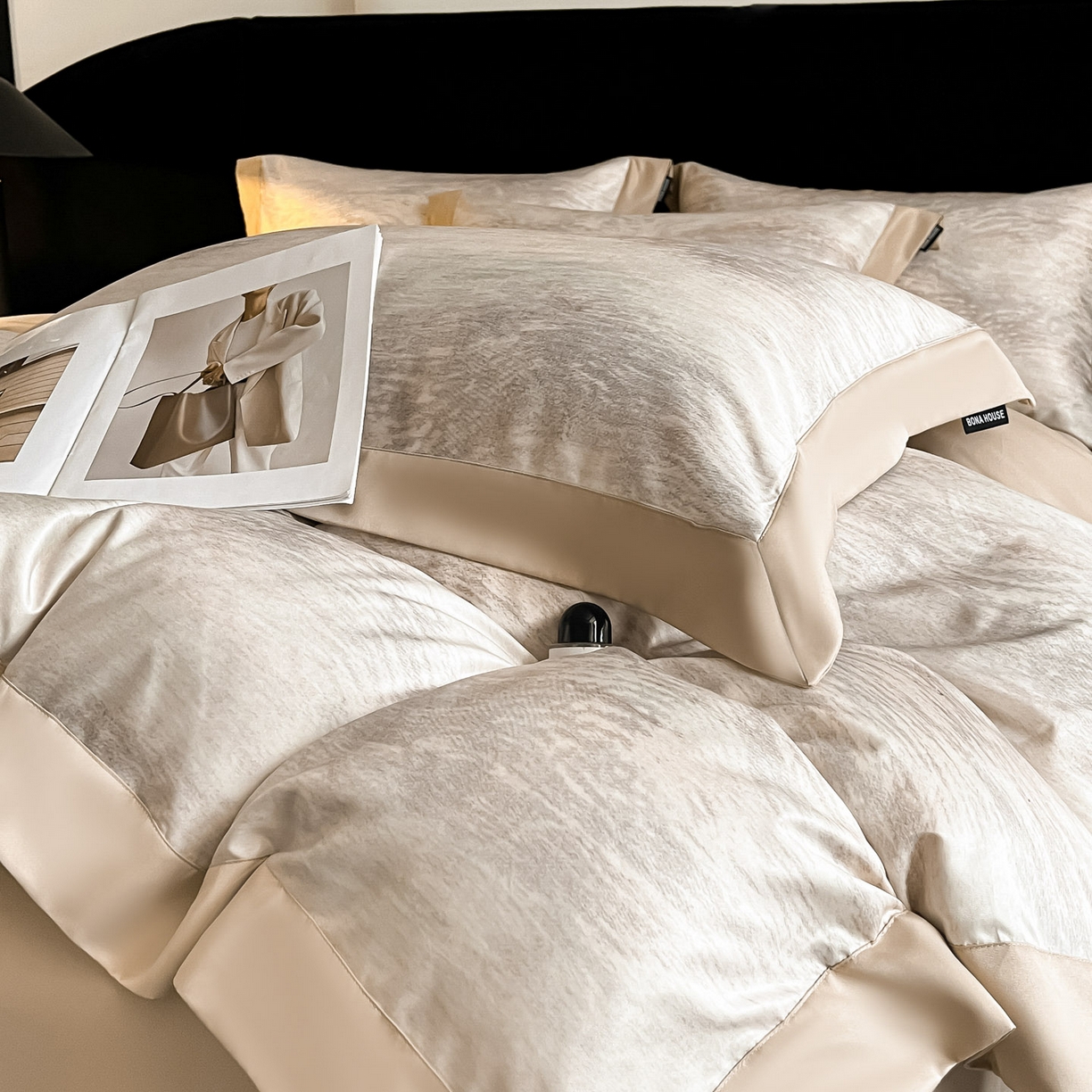 91家纺网 家纺一手货源 找家纺 博纳家纺 2025新款亲肤棉数码印花拼角四件套 逝水流年-香槟