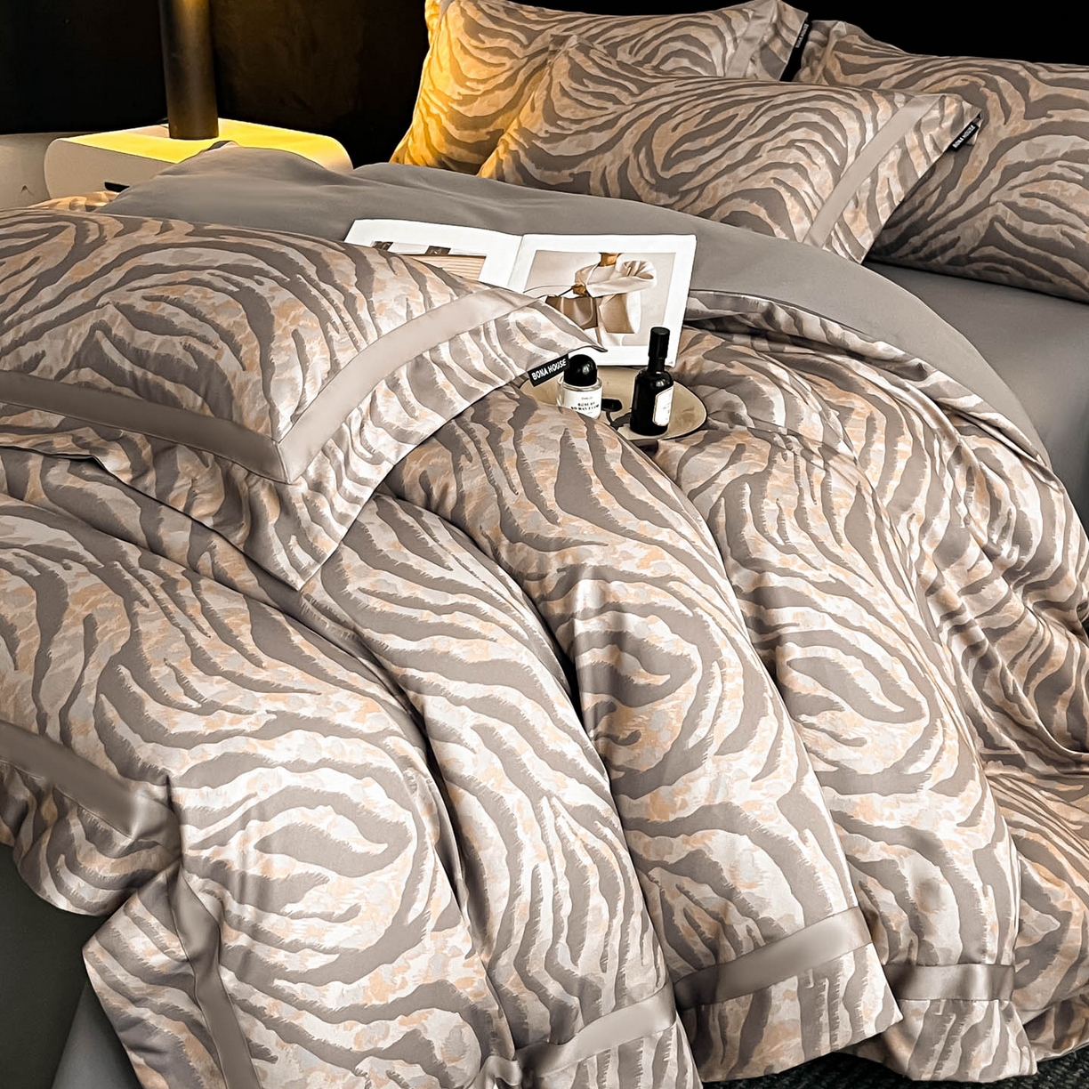 91家纺网 家纺一手货源 找家纺 博纳家纺 2025新款亲肤棉数码印花拼角四件套 暮色回响-灰