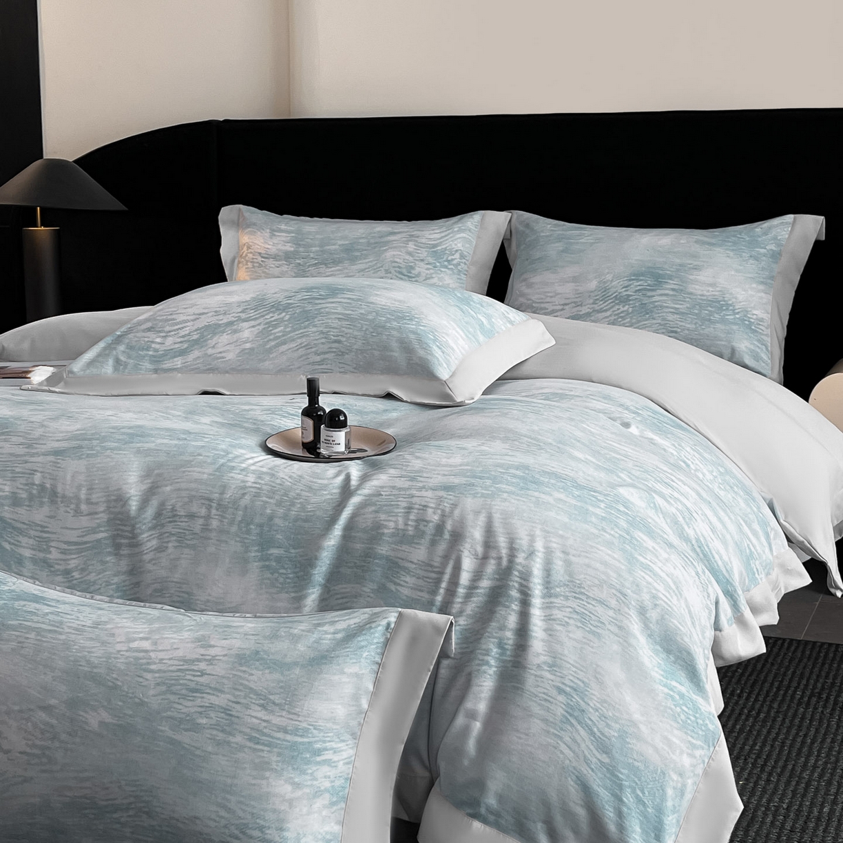 91家纺网 家纺一手货源 找家纺 博纳家纺 2025新款亲肤棉数码印花拼角四件套 逝水流年-浅灰