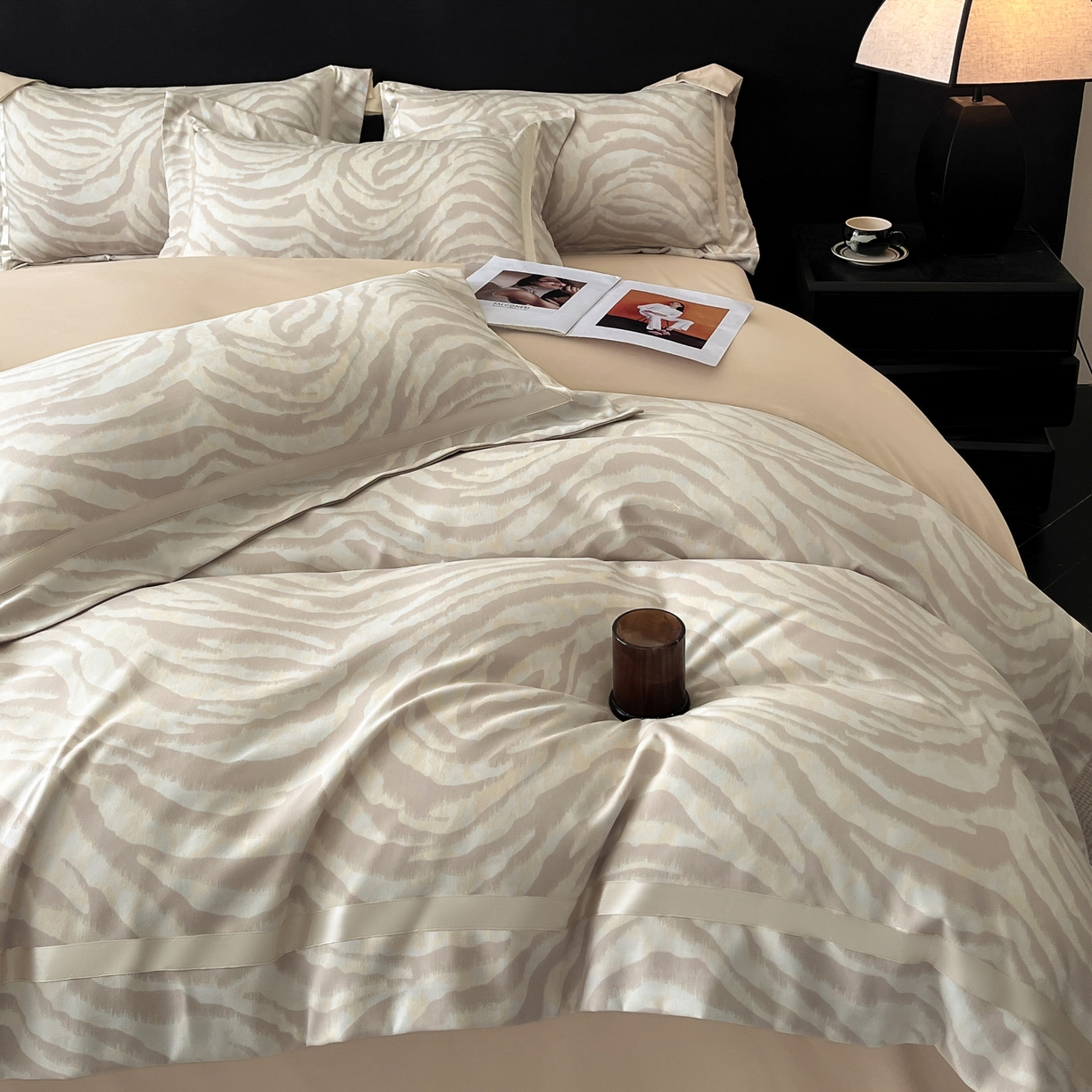 91家纺网 家纺一手货源 找家纺 博纳家纺 2025新款亲肤棉数码印花拼角四件套 暮色回响-香槟