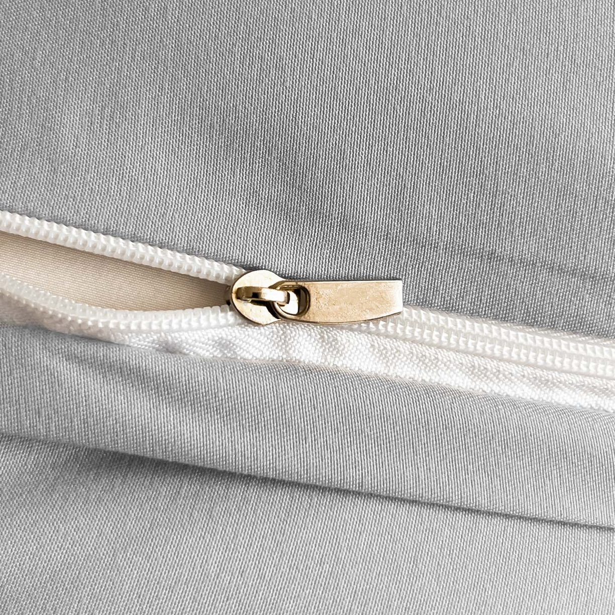 91家纺网 家纺一手货源 找家纺 博纳家纺 2025新款亲肤棉数码印花拼角四件套 逝水流年-浅灰