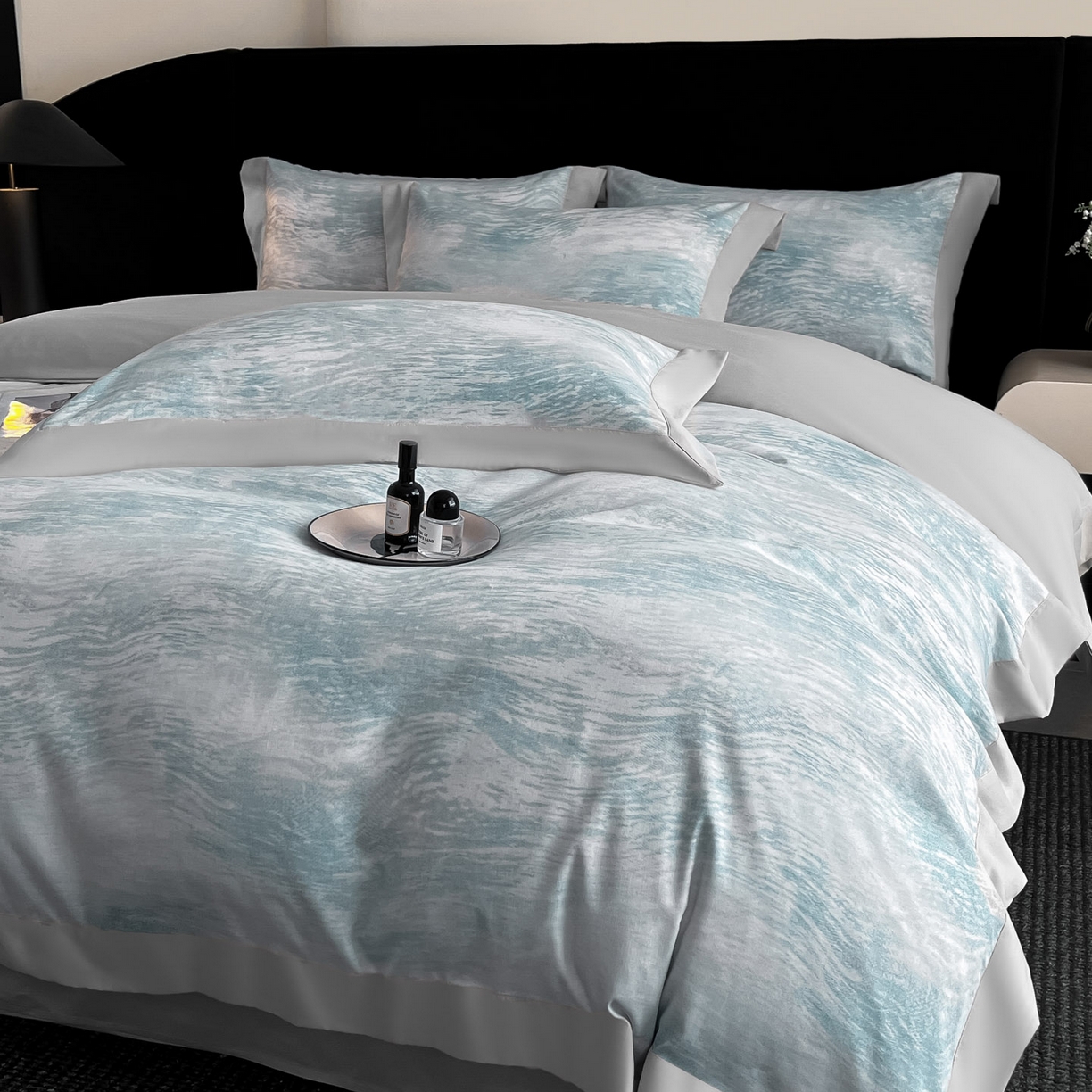 91家纺网 家纺一手货源 找家纺 博纳家纺 2025新款亲肤棉数码印花拼角四件套 逝水流年-浅灰