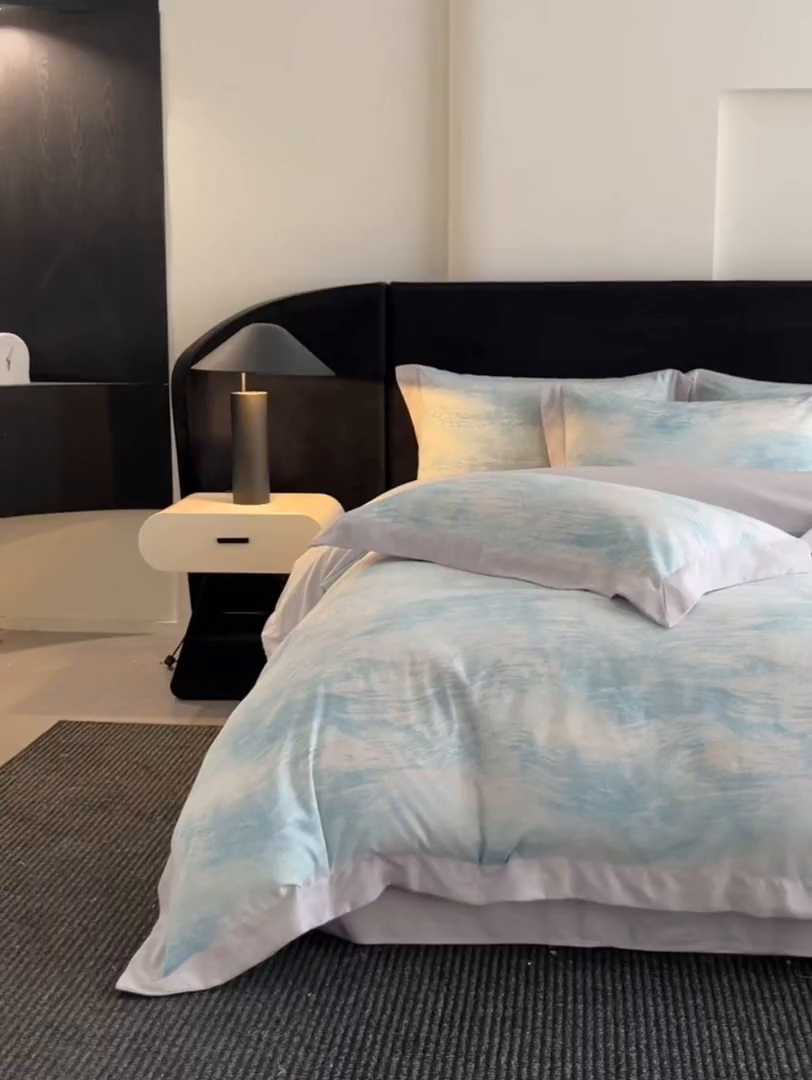 91家纺网 家纺一手货源 找家纺 博纳家纺 2025新款亲肤棉数码印花拼角四件套 逝水流年-浅灰