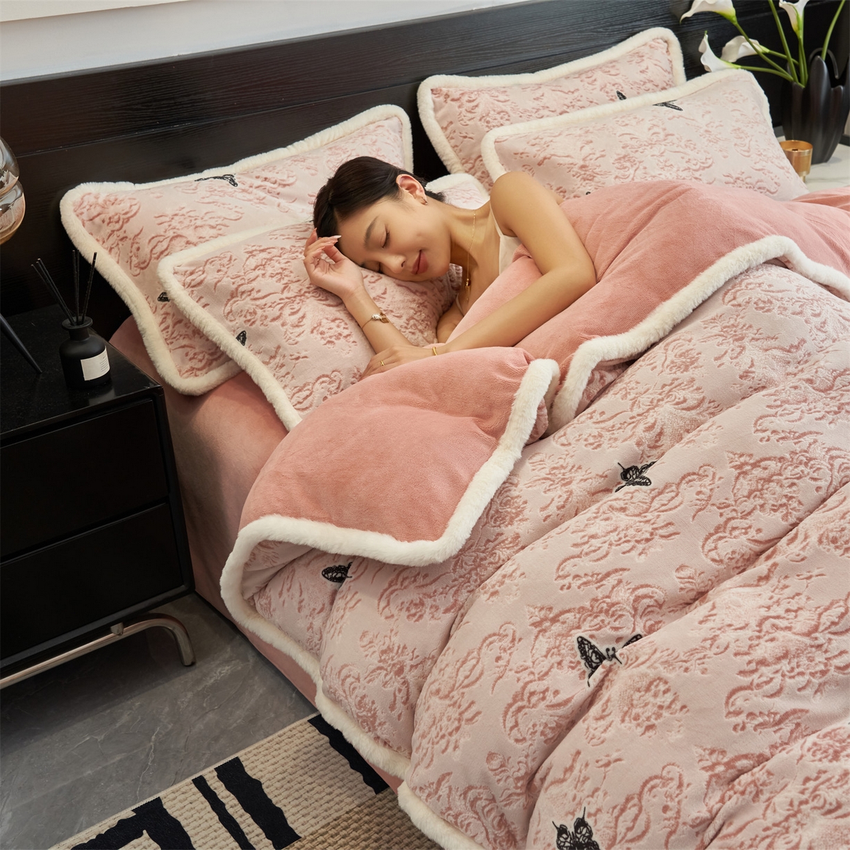 91家纺网 家纺一手货源 找家纺 金鹰 2025新款烂花兔毛包边四件套牛奶绒四件套提花套件 蝴蝶梦