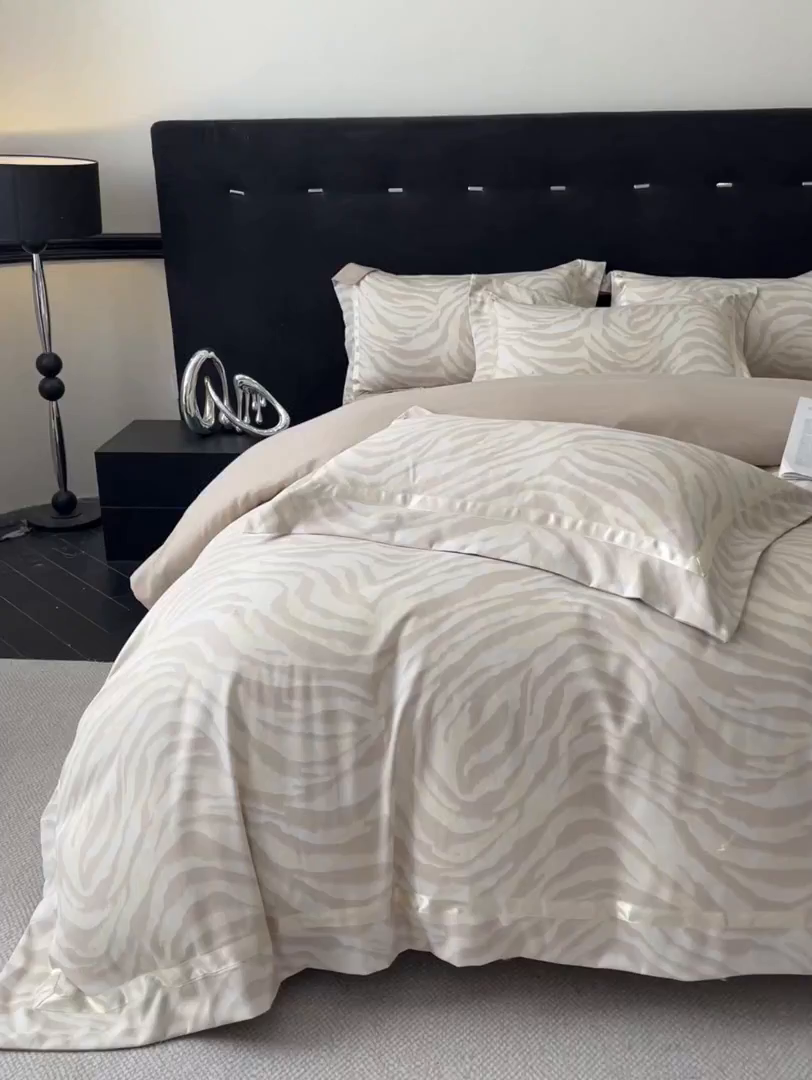 91家纺网 家纺一手货源 找家纺 博纳家纺 2025新款亲肤棉数码印花拼角四件套 暮色回响-香槟