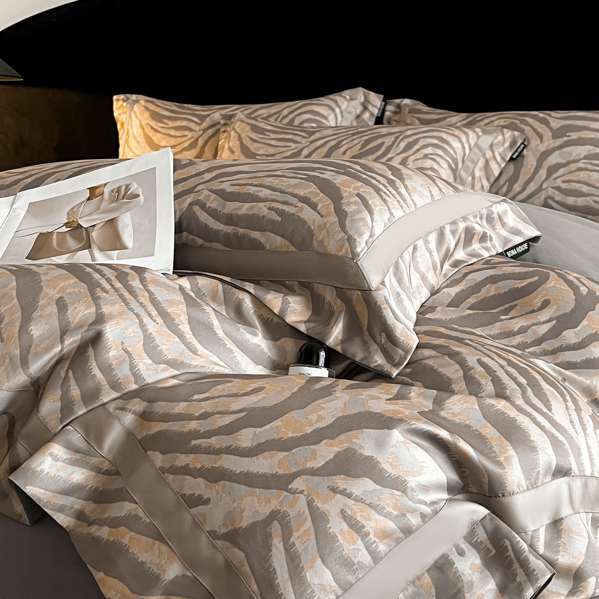 91家纺网 家纺一手货源 找家纺 博纳家纺 2025新款亲肤棉数码印花拼角四件套 暮色回响-灰