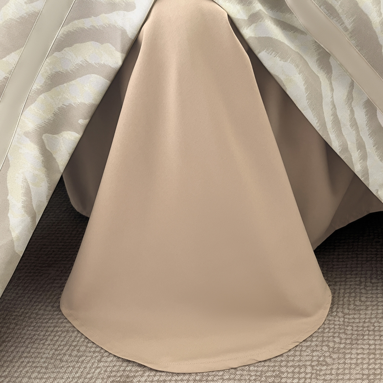 91家纺网 家纺一手货源 找家纺 博纳家纺 2025新款亲肤棉数码印花拼角四件套 暮色回响-香槟