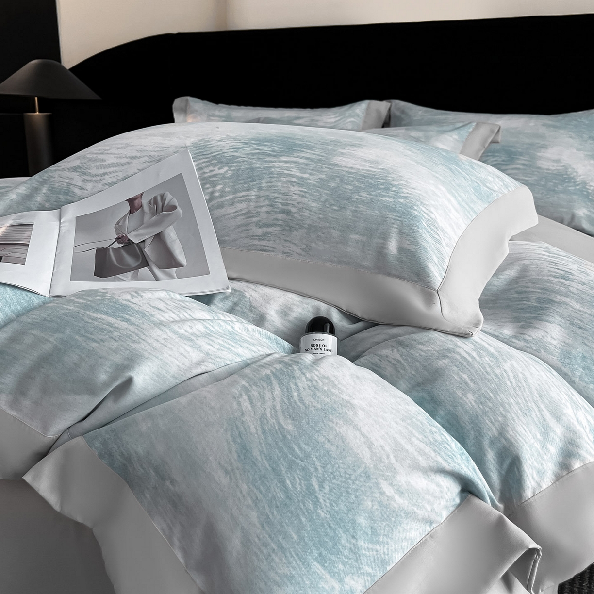 91家纺网 家纺一手货源 找家纺 博纳家纺 2025新款亲肤棉数码印花拼角四件套 逝水流年-浅灰