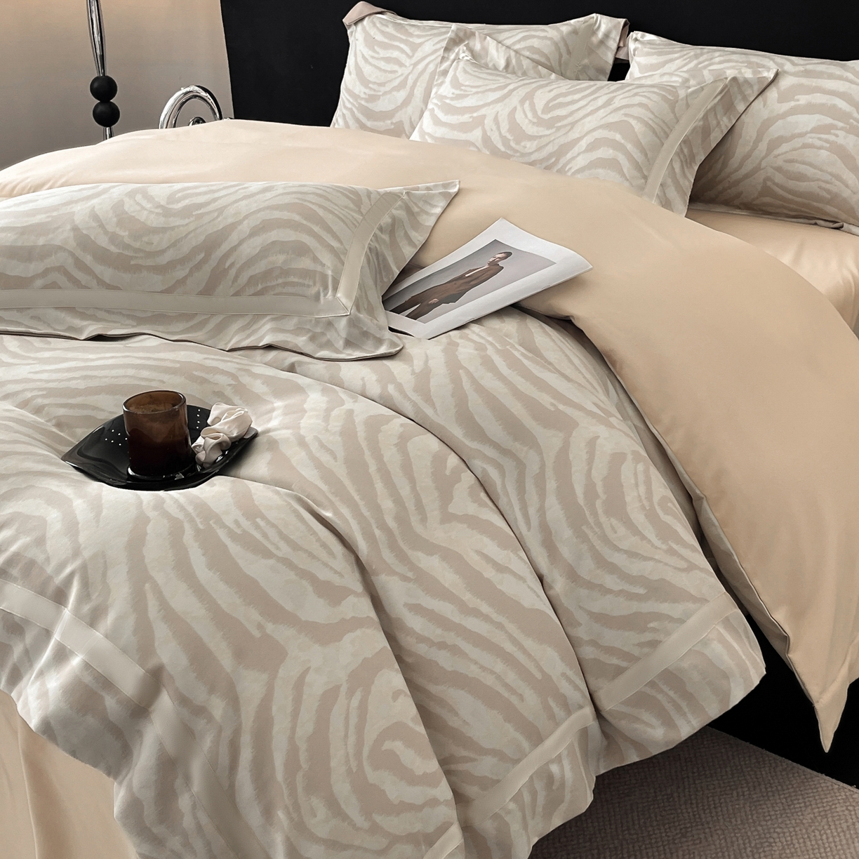 91家纺网 家纺一手货源 找家纺 博纳家纺 2025新款亲肤棉数码印花拼角四件套 暮色回响-香槟