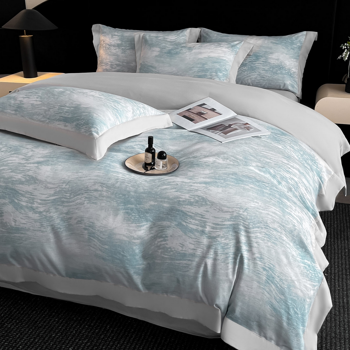 91家纺网 家纺一手货源 找家纺 博纳家纺 2025新款亲肤棉数码印花拼角四件套 逝水流年-浅灰