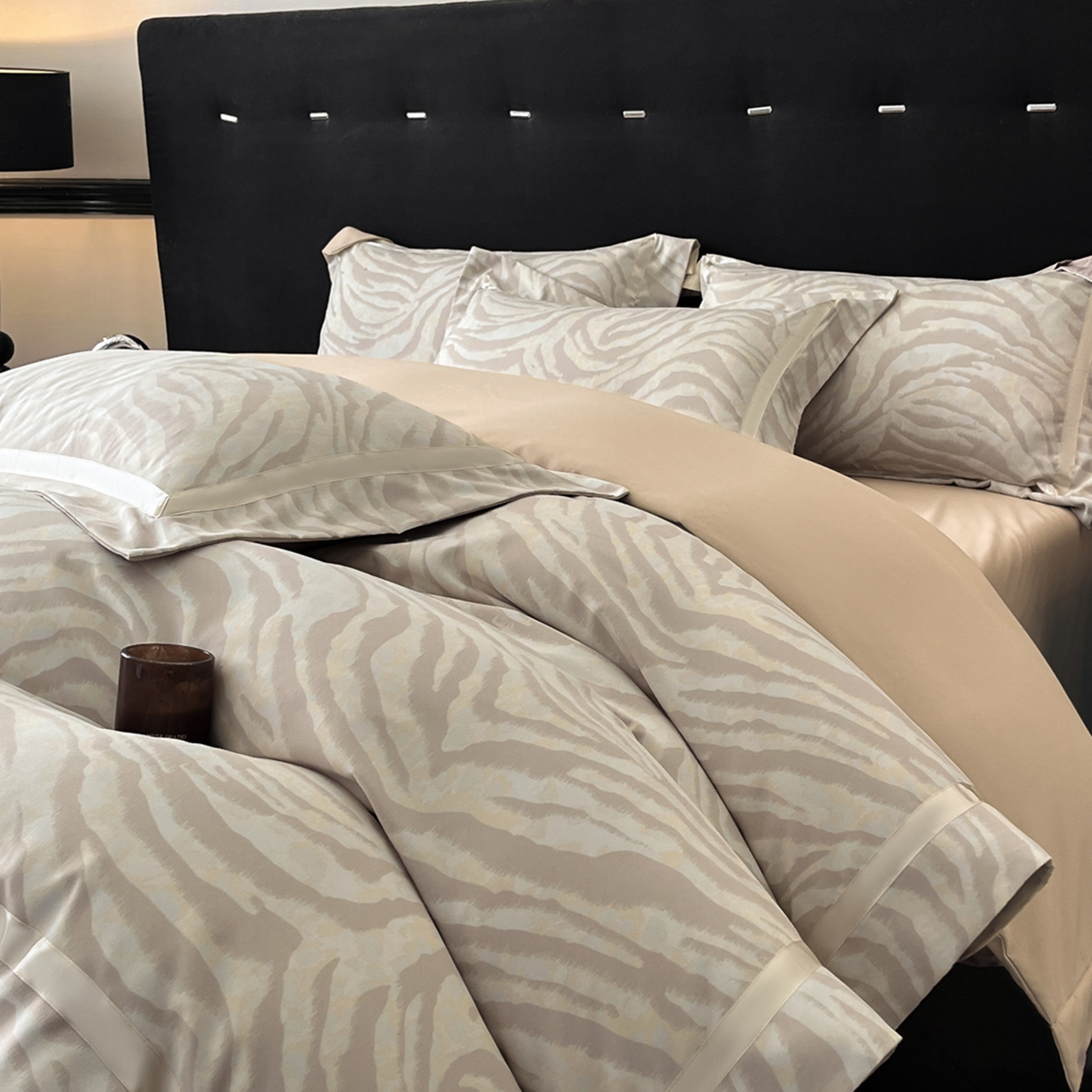 91家纺网 家纺一手货源 找家纺 博纳家纺 2025新款亲肤棉数码印花拼角四件套 暮色回响-香槟