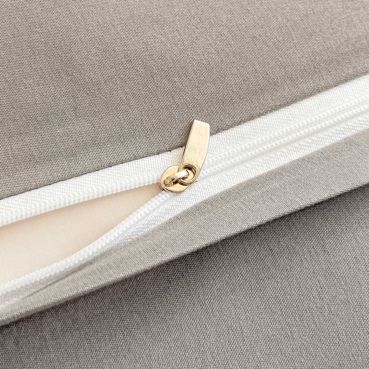 91家纺网 家纺一手货源 找家纺 博纳家纺 2025新款亲肤棉数码印花拼角四件套 暮色回响-灰