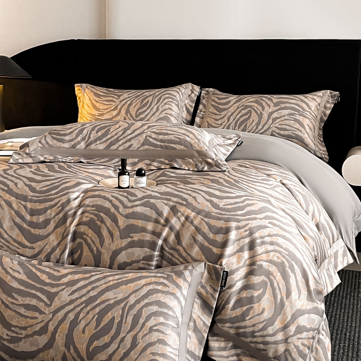 91家纺网 家纺一手货源 找家纺 博纳家纺 2025新款亲肤棉数码印花拼角四件套 暮色回响-灰