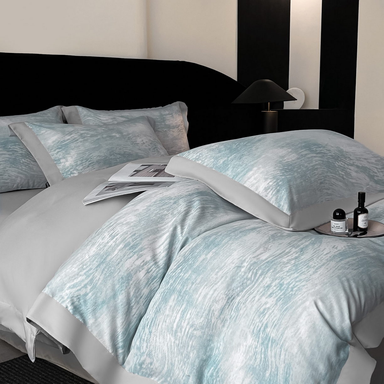 91家纺网 家纺一手货源 找家纺 博纳家纺 2025新款亲肤棉数码印花拼角四件套 逝水流年-浅灰