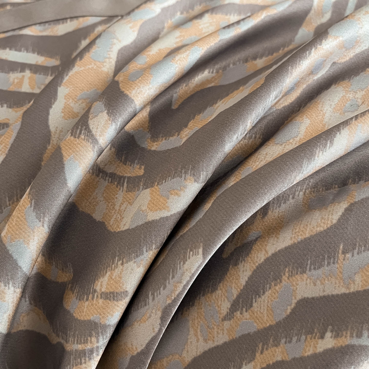 91家纺网 家纺一手货源 找家纺 博纳家纺 2025新款亲肤棉数码印花拼角四件套 暮色回响-灰