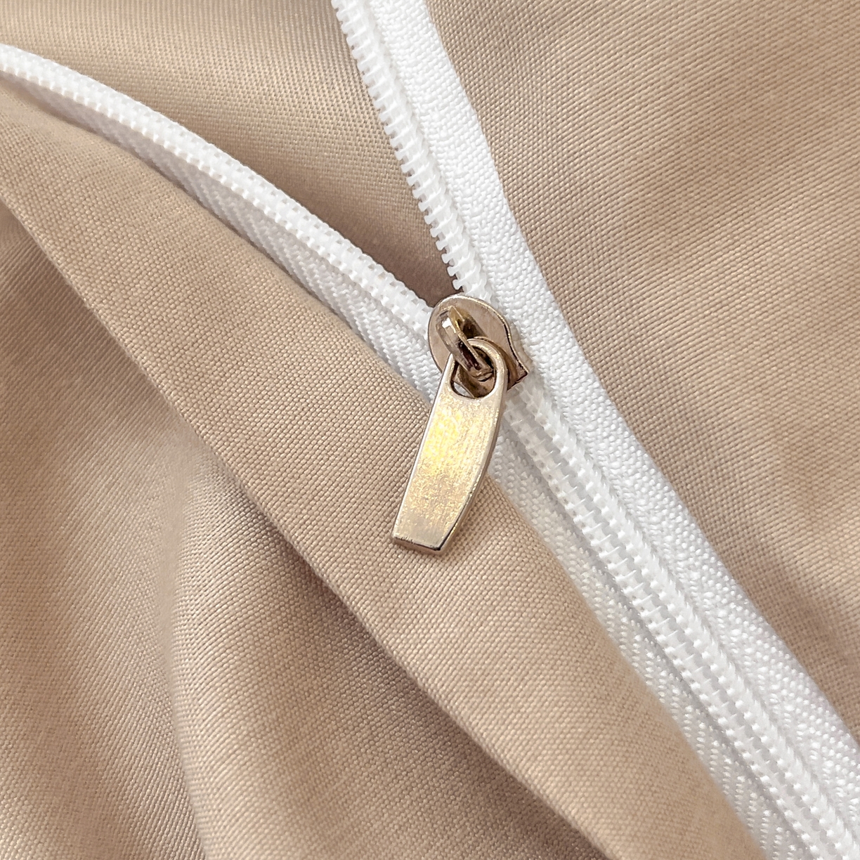 91家纺网 家纺一手货源 找家纺 博纳家纺 2025新款亲肤棉数码印花拼角四件套 暮色回响-香槟