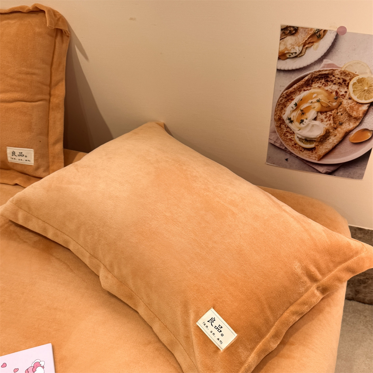 91家纺网 家纺一手货源 找家纺 857家居 2025新款高克重牛奶绒床单床笠系列 良品-爱马橙