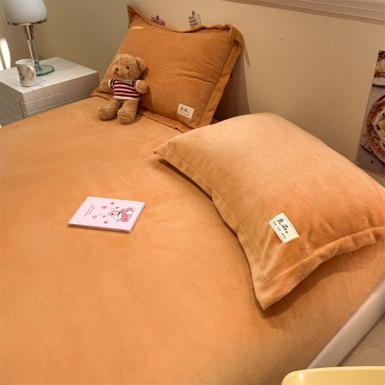 91家纺网 家纺一手货源 找家纺 857家居 2025新款高克重牛奶绒床单床笠系列 良品-爱马橙