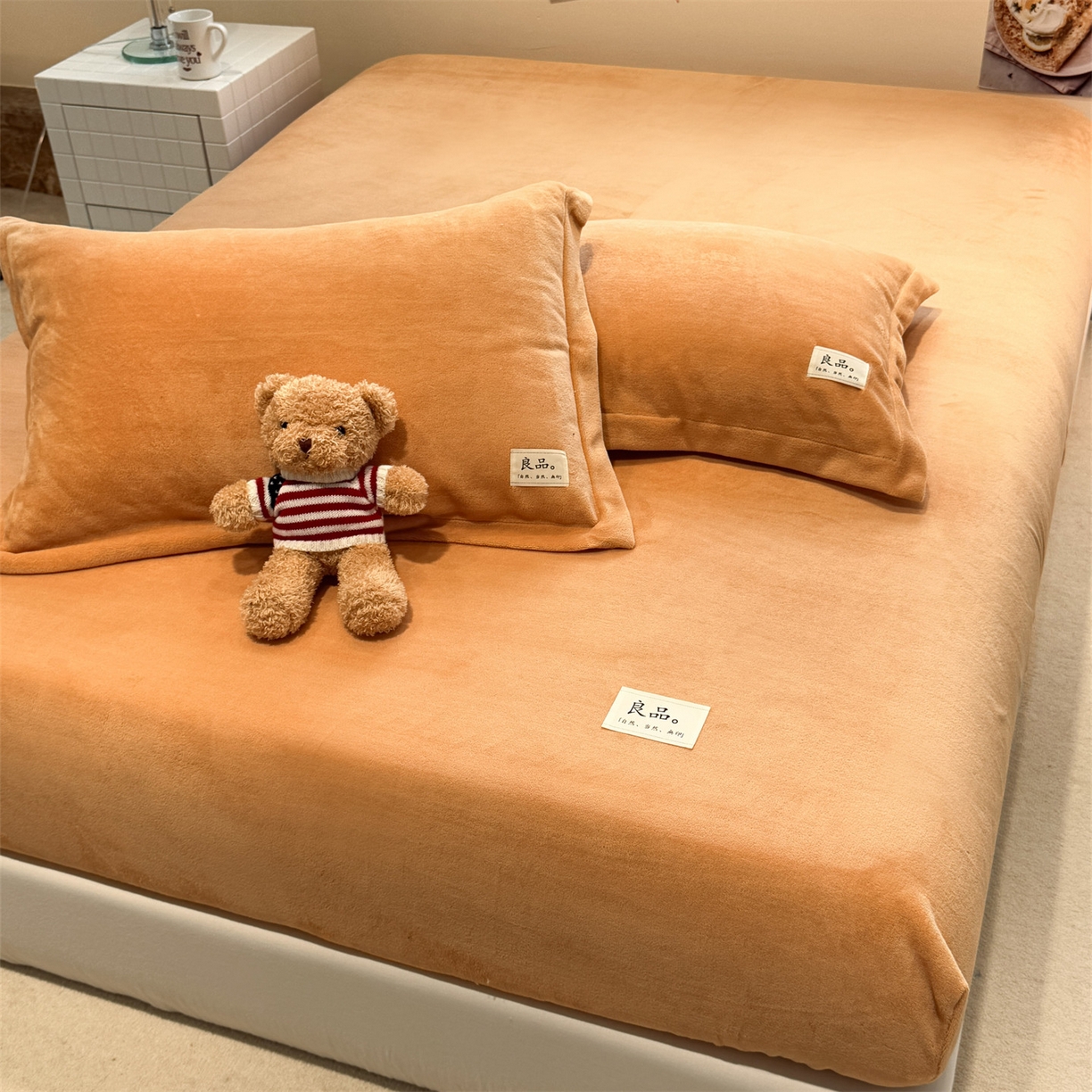 91家纺网 家纺一手货源 找家纺 857家居 2025新款高克重牛奶绒床单床笠系列 良品-爱马橙