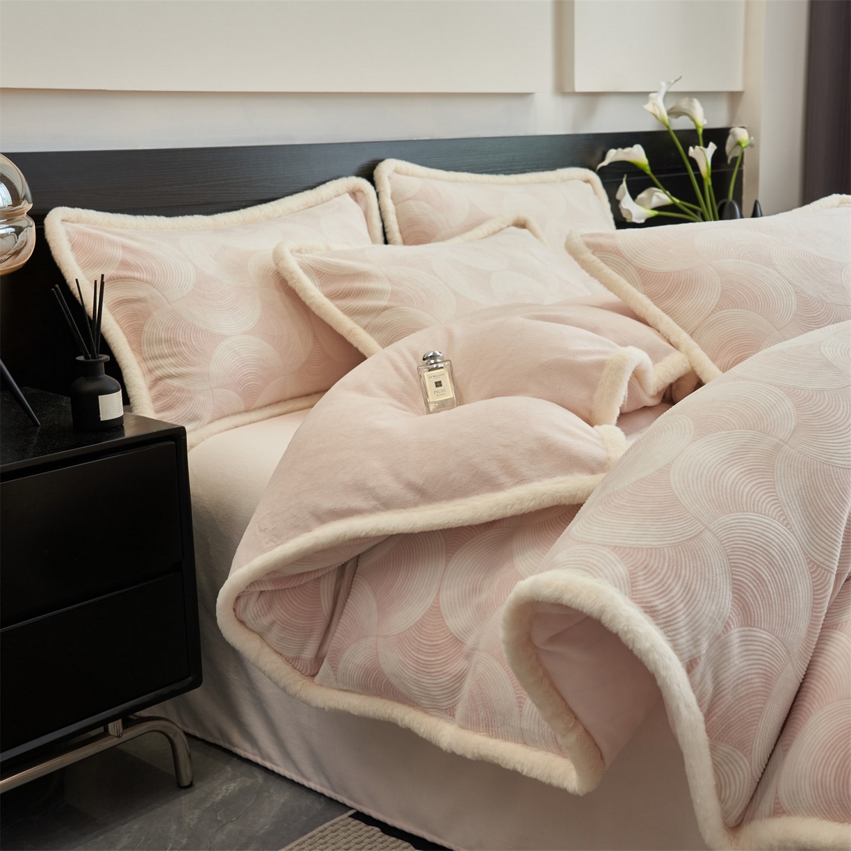 91家纺网 家纺一手货源 找家纺 金鹰 2025新款烂花兔毛包边四件套牛奶绒四件套提花套件 简爱