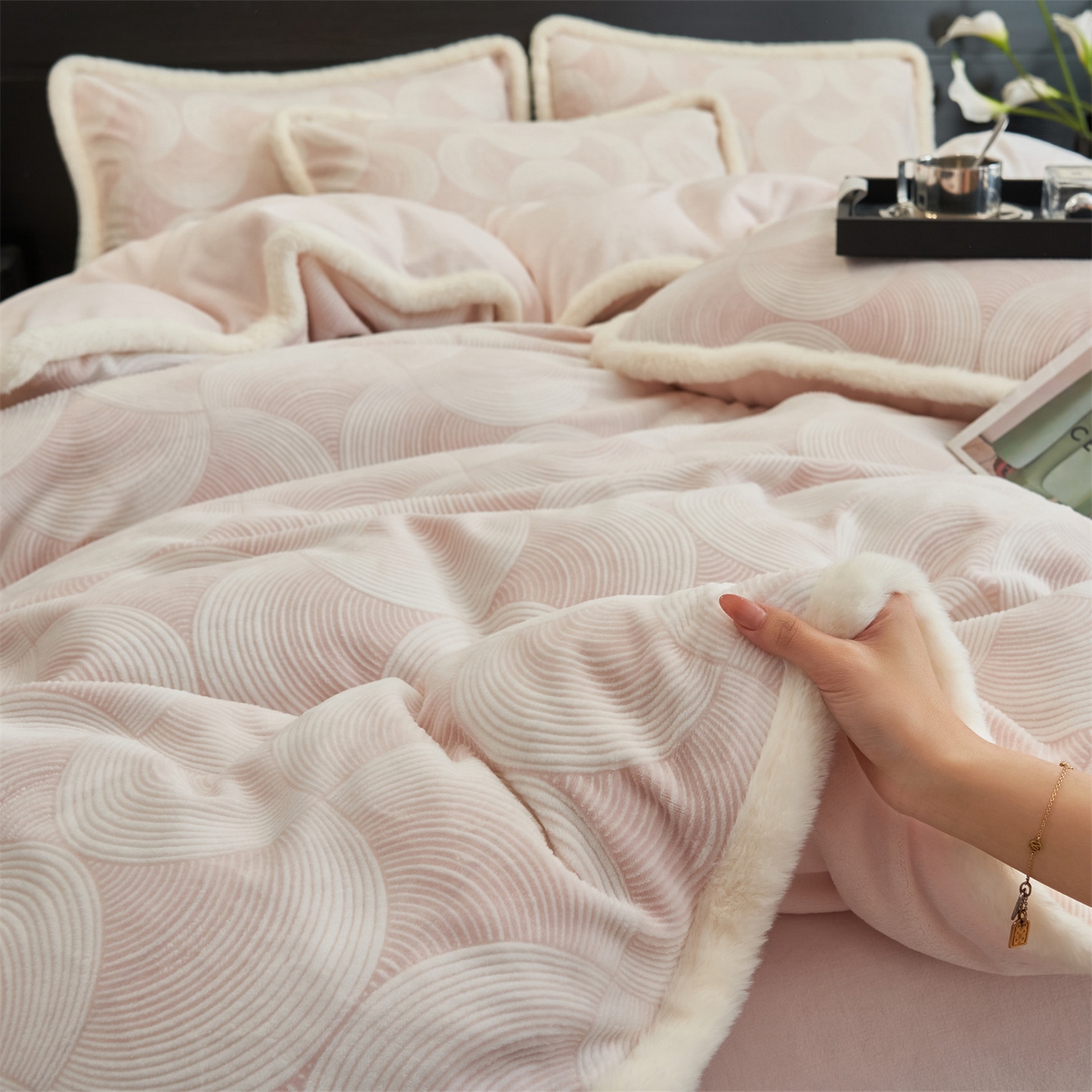 91家纺网 家纺一手货源 找家纺 金鹰 2025新款烂花兔毛包边四件套牛奶绒四件套提花套件 简爱