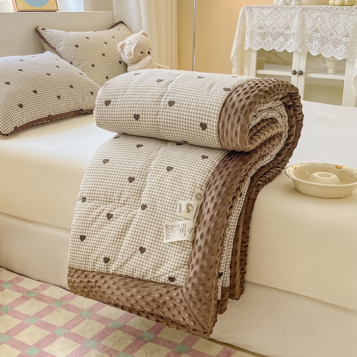 91家纺网 家纺一手货源 找家纺 梦依依 2025新款全棉豆豆绒大豆被冬被春秋被儿童豆豆被（风格一） 守护爱心