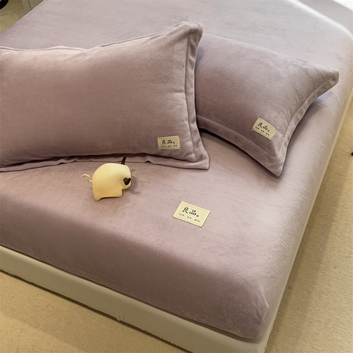 91家纺网 家纺一手货源 找家纺 857家居 2025新款高克重牛奶绒床单床笠系列 良品-丁香紫
