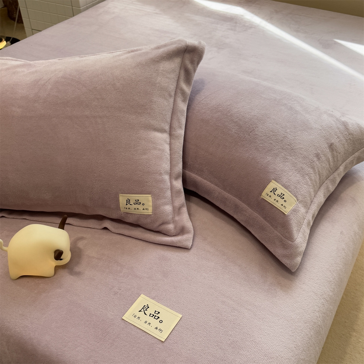 91家纺网 家纺一手货源 找家纺 857家居 2025新款高克重牛奶绒床单床笠系列 良品-丁香紫